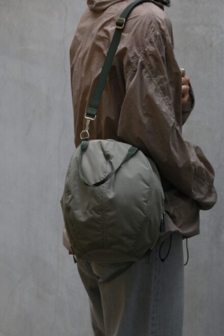 新品 unlikely 25AW MIL ヘルメットバッグ ラウンド オリーブ Unlikely | アンライクリー | ”MIL” HELMET BAG ROUND | 公式通販